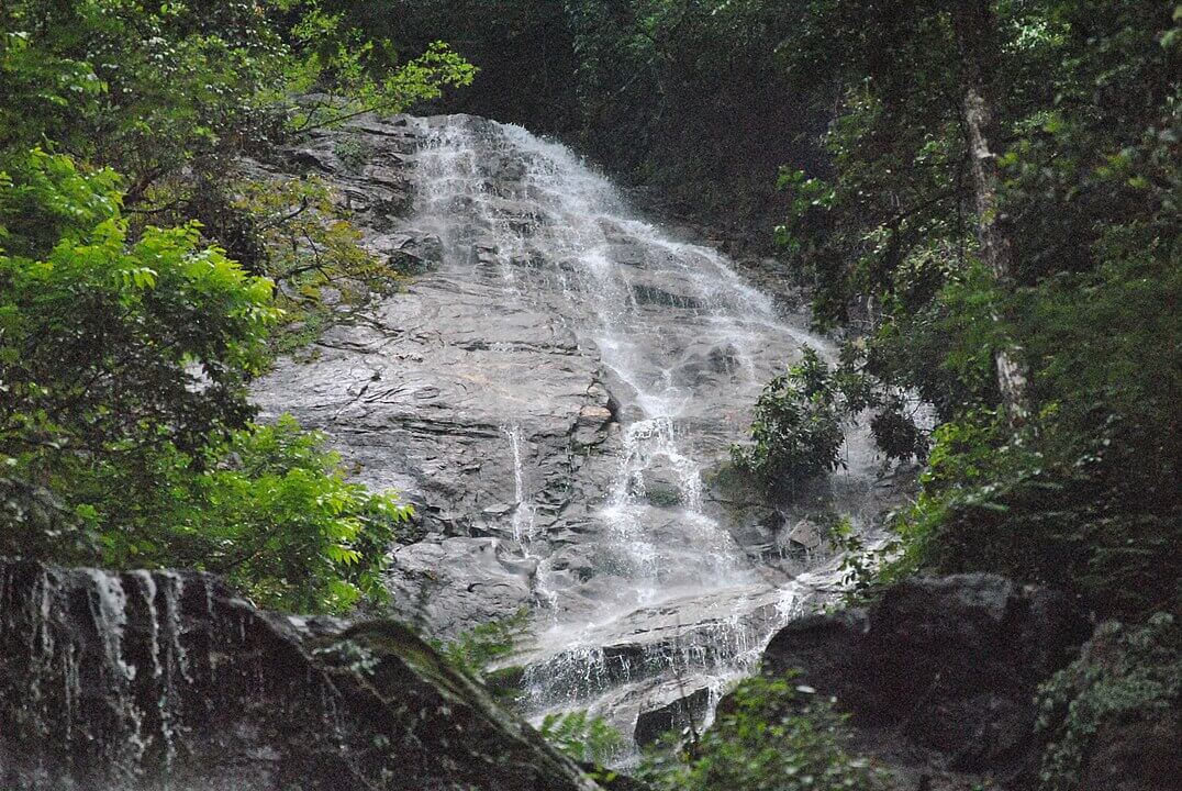 1076px-Kanchenjunga_waterfalls,_Pelling