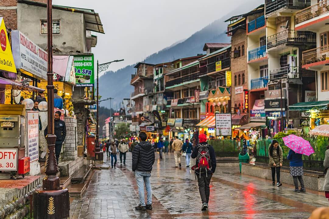 1080px-Mall_Road,_Manali