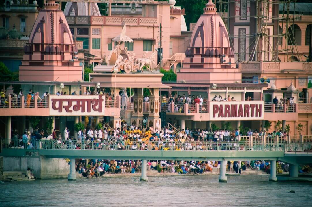 1082px-Evening_praying_time_at_Parmarth_Niketan_ghat,_by_the_Ganges,_Rishikesh