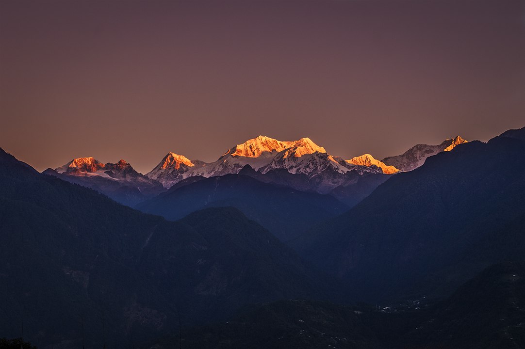 1082px-Sunrise_over_Kangchenjunga