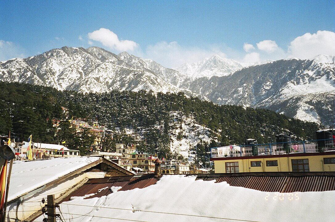 1086px-Panoramic_view_of_McLeod_Ganj_during_winters,_2005