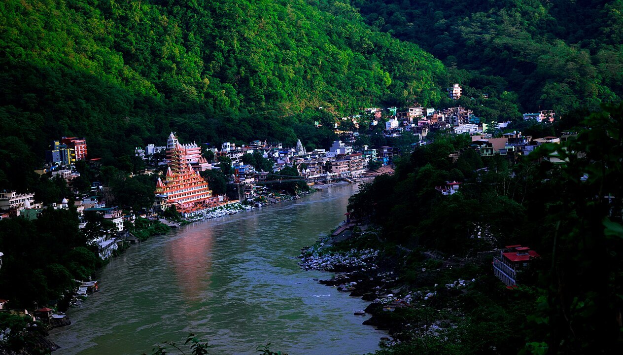 1264px-Temples_on_the_banks_of_river_Ganges