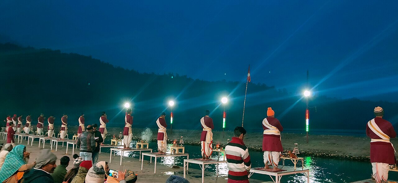 1280px-Ganga_Arti_At_Triveni_Ghat_In_Rishikesh