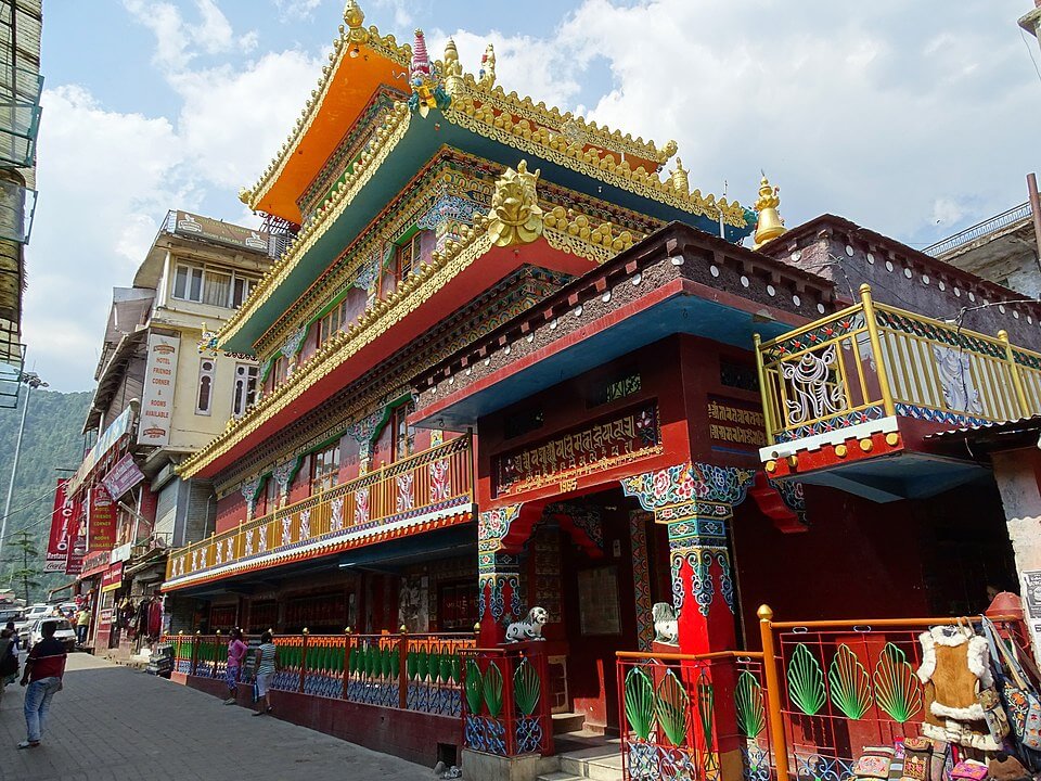 960px-Main_Street_Temple_-_McLeod_Ganj_-_Himachal_Pradesh_-_India_(26207379983)