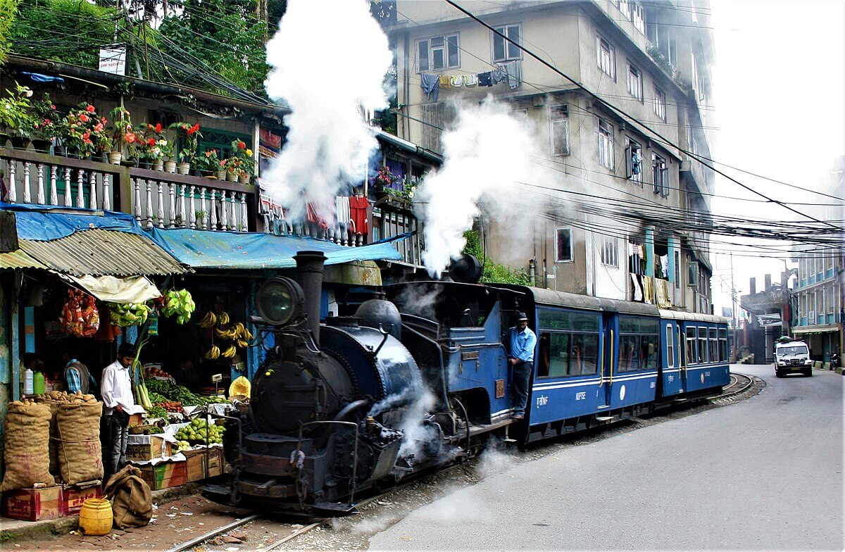 DarjeelingTrainFruitshop_(2)