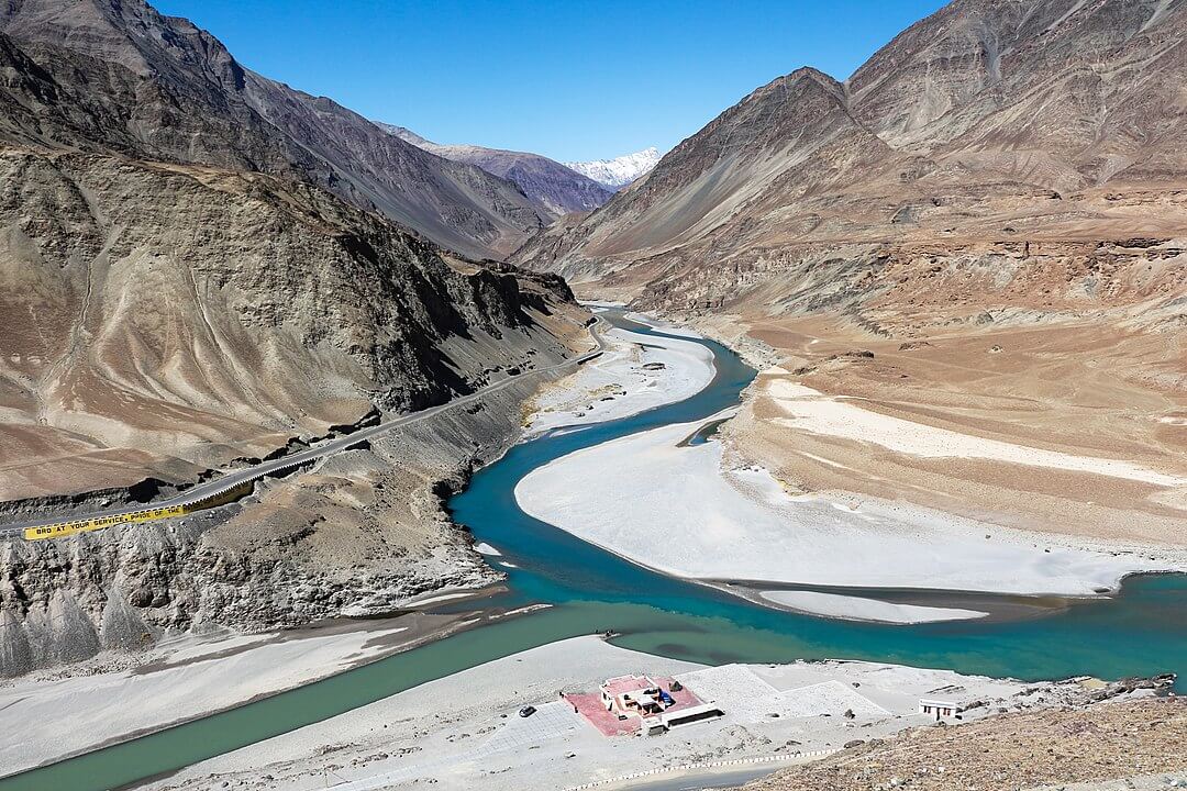 1080px-Confluence_of_Indus_and_Zanskar_rivers