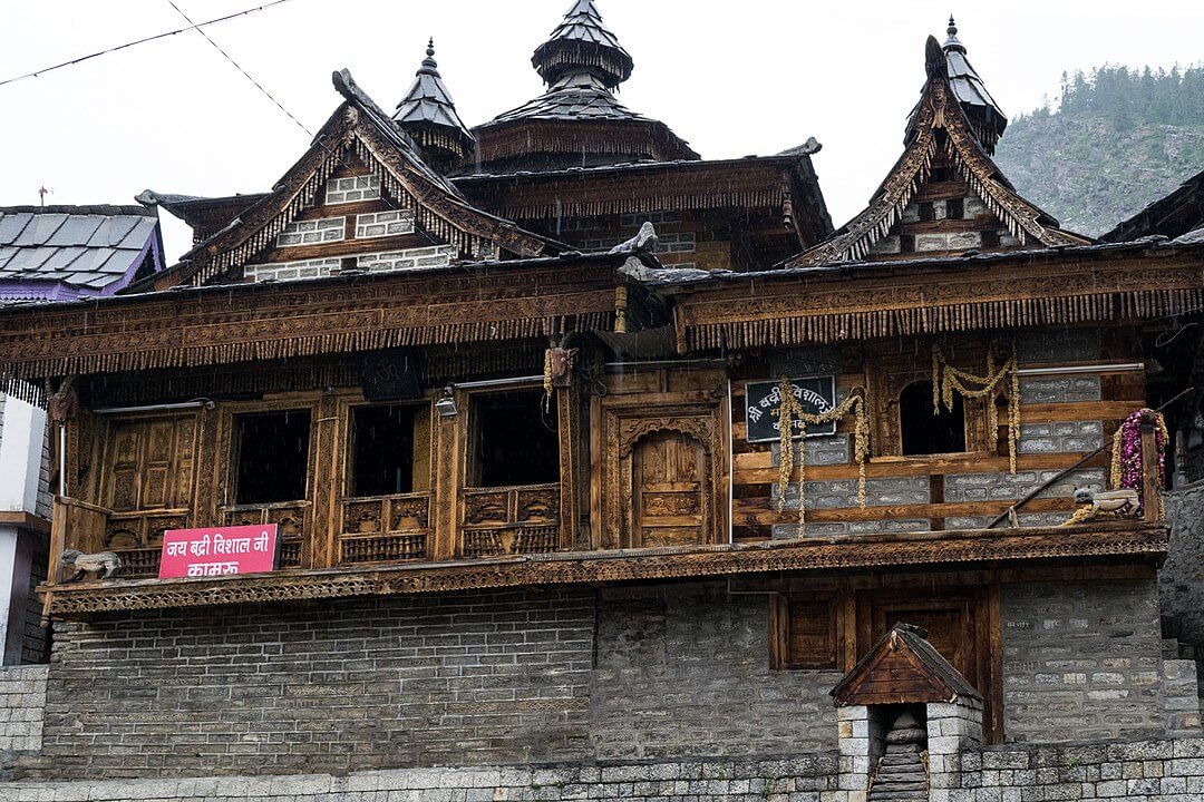 1080px-Old_structure_in_the_temple_premises_at_Kamru_fort_(18425791889)