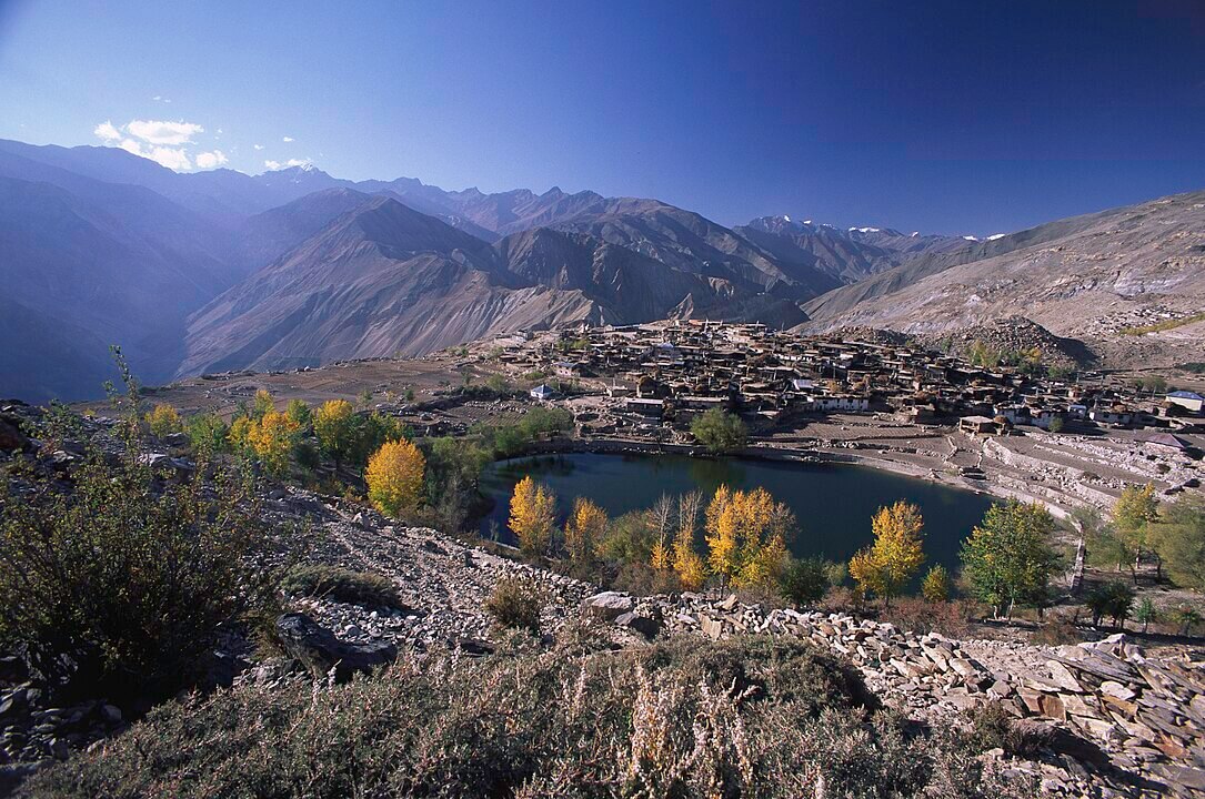 1085px-Nako_Lake_and_Nako_Village,_Himachal_Pradesh