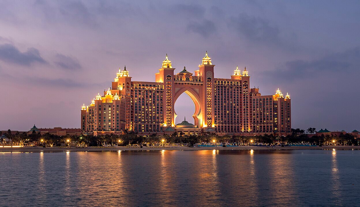 1248px-Hotel_Atlantis_at_Sunset,_The_Palm_-_Dubai_(49510861268)