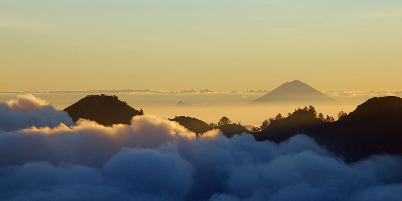 1280px-Bali’s_Gunung_Agung_seen_at_sunset_from_Gunung_Rinjani