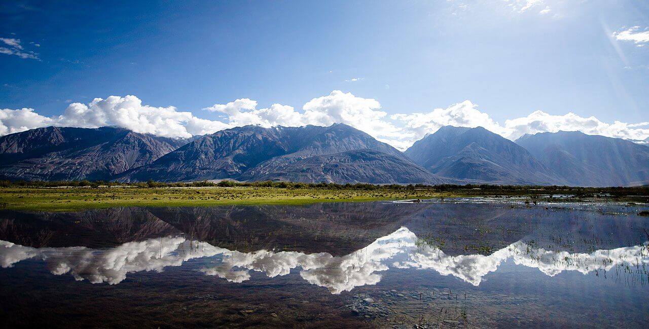 1280px-Nubra_Valley_view_with_Reflection