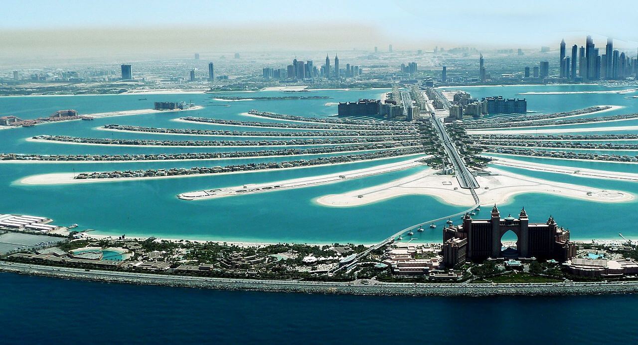 1280px-Vereinigte_Arabische_Emirate_-_Dubai_-_Palm_Jumeirah_und_Dubai_Marina_-_im_Vordergrund_das_Hotel_Atlantis_-_panoramio