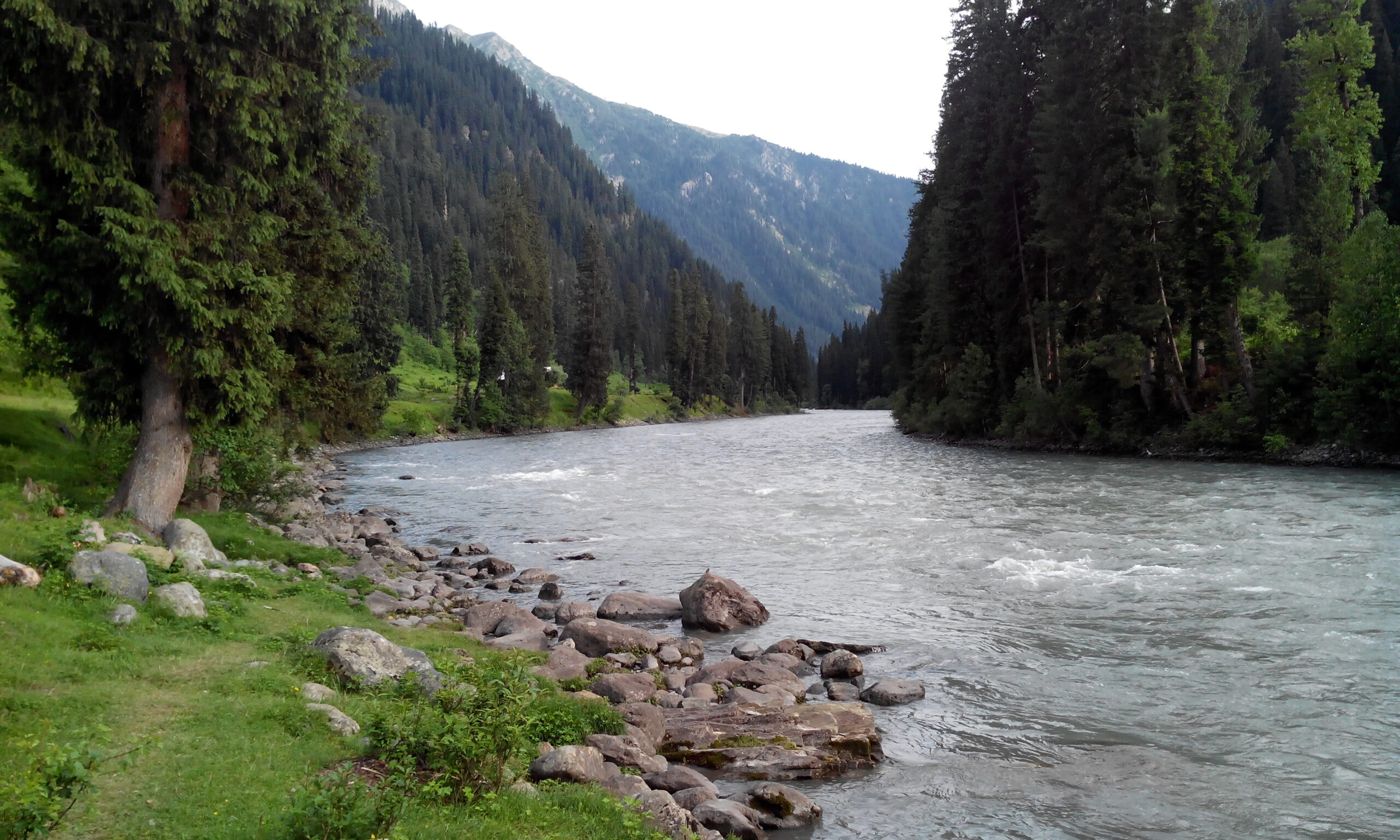 Neelum_river_alongside_Jammu_kashmir_border